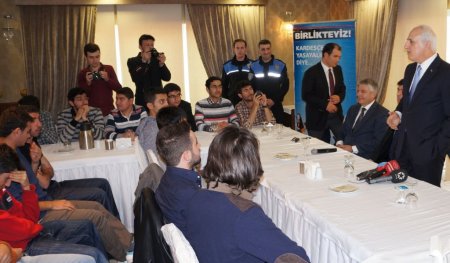 Vali Mutlu üniversite öğrencileriyle kahvaltıda buluştu