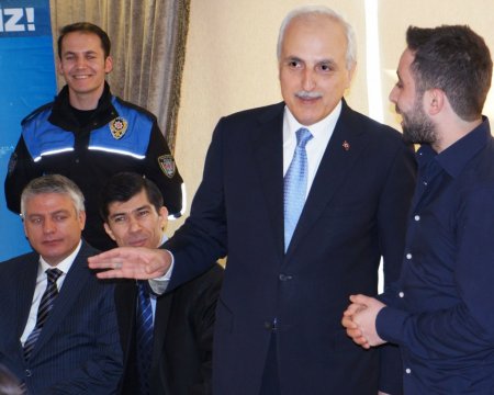 Vali Mutlu üniversite öğrencileriyle kahvaltıda buluştu