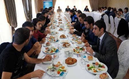 Vali Mutlu üniversite öğrencileriyle kahvaltıda buluştu