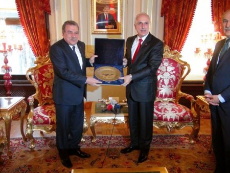 Vali olarak görev yaptığı binaya bakan olarak geldi