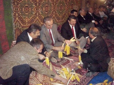 Vali Öner, Eşiyle Birlikte Köylülerle Mısır İmecesine Katıldı