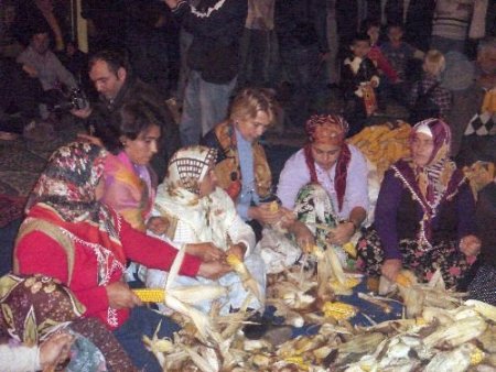 Vali Öner, Eşiyle Birlikte Köylülerle Mısır İmecesine Katıldı