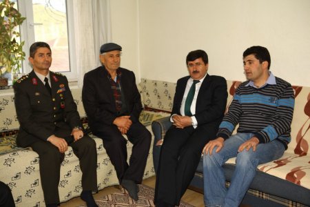 Vali Öz, PKK'nın serbest bıraktığı Uzman Çavuş Koç'u ziyaret etti