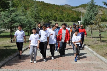 Vali Öz, Tugay’da Çocuk Esirgeme Kurumu’ndan Gelen Çocuklarla Yürüdü