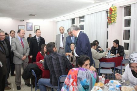Vali Özcan, Yurt-kur'da Kalan Öğrencilerin Sıkıntılarını Dinledi