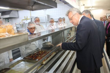 Vali Özcan, Yurt-kur'da Kalan Öğrencilerin Sıkıntılarını Dinledi