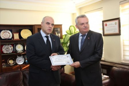 Vali Özcan’dan Bilim, Sanayi ve Teknoloji İl Müdürü Küçükgümrah'a başarı belgesi
