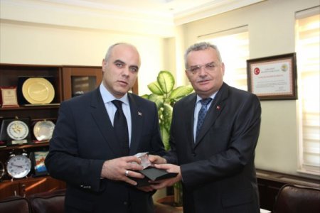 Vali Özcan’dan Bilim, Sanayi ve Teknoloji İl Müdürü Küçükgümrah'a başarı belgesi