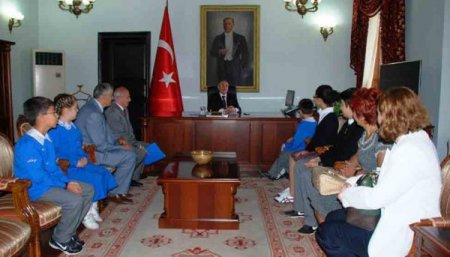 Vali Özçimen, minik öğrencinin elini öptü