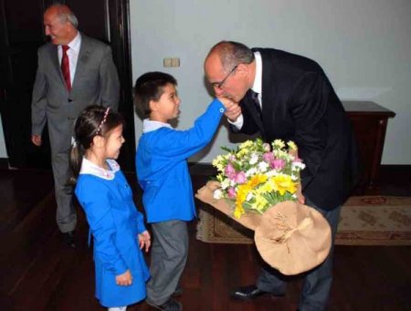 Vali Özçimen, minik öğrencinin elini öptü