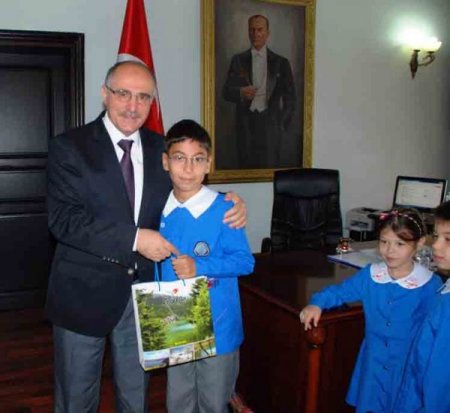 Vali Özçimen, minik öğrencinin elini öptü