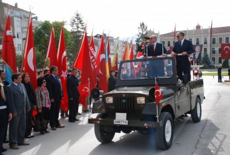 Vali Özçimen: Türk milleti cumhuriyetin bütün değerlerine sımsıkı sarılmıştır