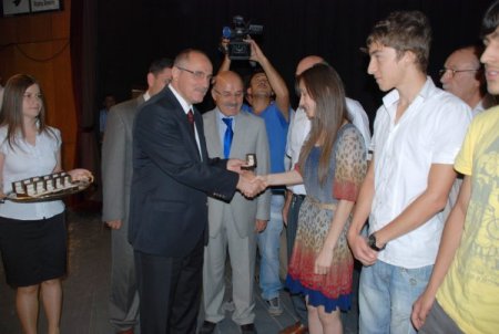 Vali Özçimen'den, Sbs Ve Lys' İnşarılı Olan Öğrencilere Cumhuriyet Altını