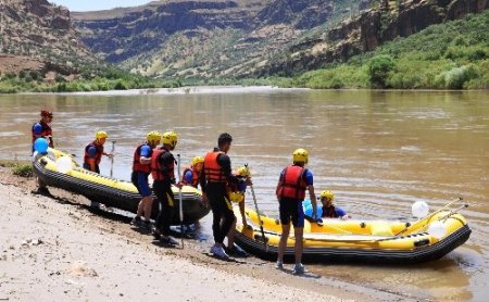 Vali Özkan, Muş’un rafting ekibini ağırladı