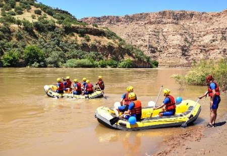 Vali Özkan, Muş’un rafting ekibini ağırladı