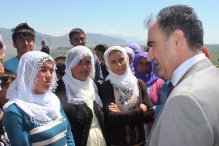 Vali Özkan’dan Şırnaklı kadınlarla Kürtçe diyalog