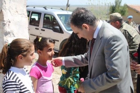 Vali Özkan’dan Şırnaklı kadınlarla Kürtçe diyalog