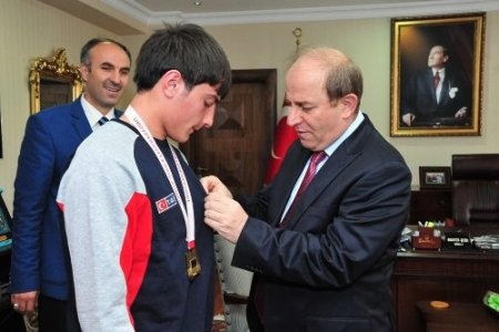 Vali Öztük, başarılı sporcuları altınla ödüllendirdi