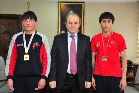 Vali Öztük, başarılı sporcuları altınla ödüllendirdi