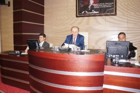 Vali Öztürk, kamu yatırımlarının zamanında tamamlanması için azami gayret istedi