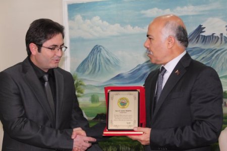 Vali Pek, ataması çıkan müdürlere plaket verdi