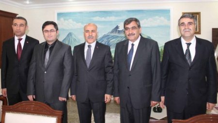 Vali Pek, ataması çıkan müdürlere plaket verdi