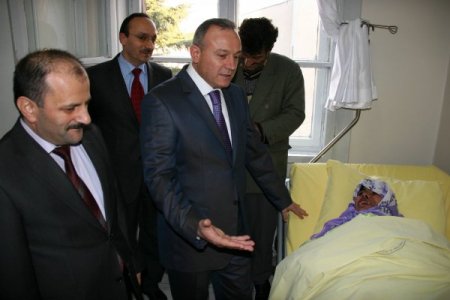 Vali Recep Kızılcık, Yardımcı Olduğu Hastayı Ziyaret Etti