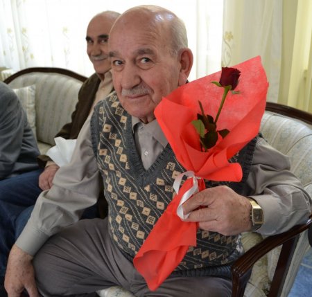 Vali Şahin, huzurevi sakinlerini ziyaret etti