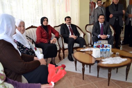 Vali Şahin, huzurevi sakinlerini ziyaret etti