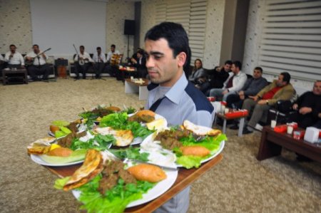 Vali Şahin: Gazeteciler, işimizin kolaylaşmasına vesile oluyor