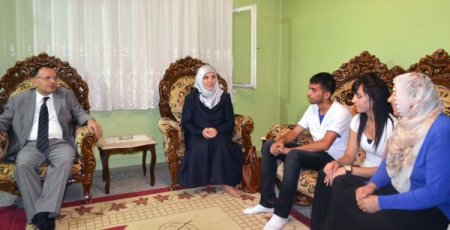 Vali Saran Ve Eşinden İhtiyaç Sahibi Aileye Ziyaret