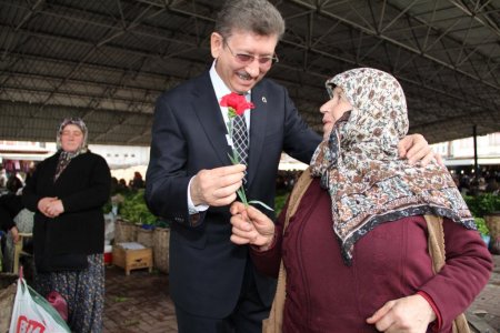 Vali Savur, Kadınlar Pazarı esnafını ziyaret etti