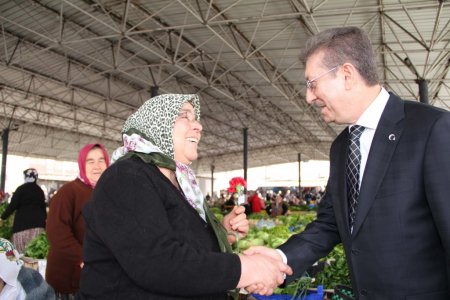 Vali Savur, Kadınlar Pazarı esnafını ziyaret etti