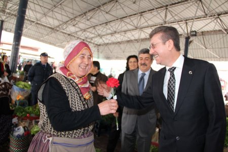 Vali Savur, Kadınlar Pazarı esnafını ziyaret etti