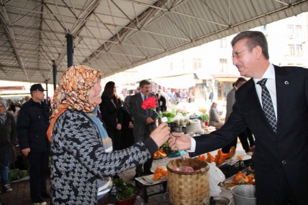 Vali Savur, Kadınlar Pazarı esnafını ziyaret etti