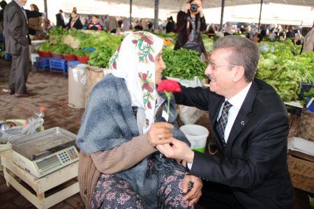 Vali Savur, Kadınlar Pazarı esnafını ziyaret etti