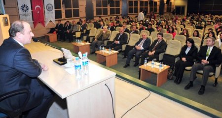 Vali Sebahattin Öztürk üniversite öğrencilerine 'hayat dersi' verdi