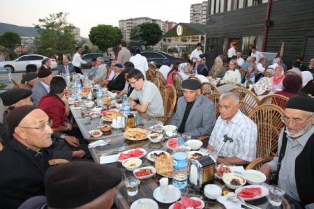 Vali Şentürk, Huzurevi Sakinlerine İftar Verdi