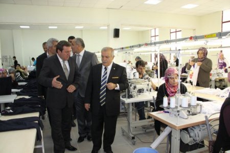 Vali Şentürk, Sorgun’da Halk Eğitim Merkezi Yıl Sonu Sergisini Açtı