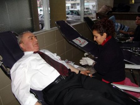 Vali Sodan, Kızılay'a Kan Bağışında Bulundu