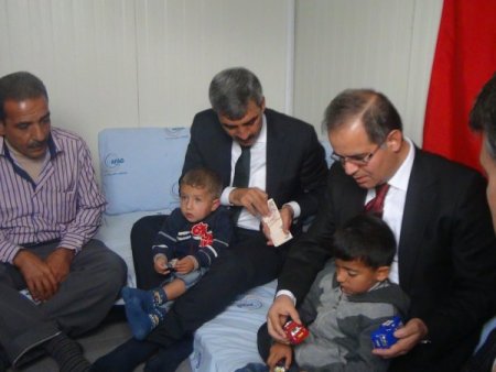 Vali Tapsız ve milletvekilleri konteyner kentte Suriyelilerle bayramlaştı