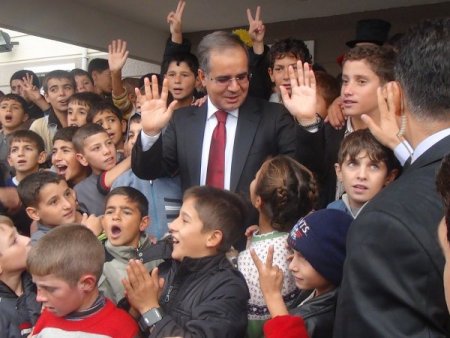 Vali Tapsız ve milletvekilleri konteyner kentte Suriyelilerle bayramlaştı