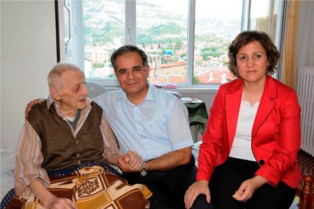 Vali Tapsız'ın Huzurevi Sakinleriyle Vedalaşması Duygulandırdı