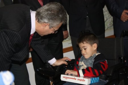 Vali Taşkesen 8 yaşındaki engelli Sedat'ın isteğini gerçekleştirdi