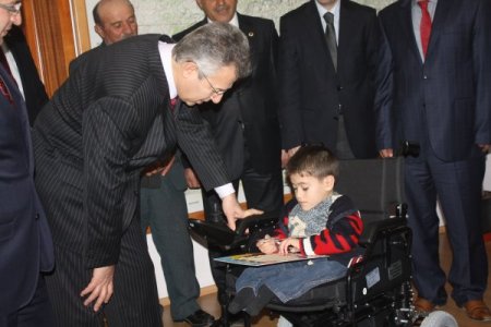Vali Taşkesen 8 yaşındaki engelli Sedat'ın isteğini gerçekleştirdi