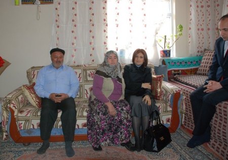 Vali Taşkesen'in eşi şehit ailesini ziyaret etti