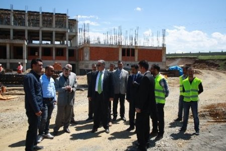 Vali Tekinarslan, okul inşaatlarında incelemelerde bulundu