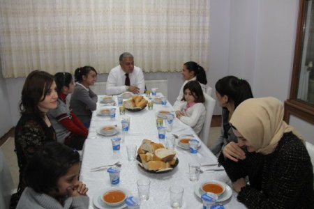 Vali Tekinarslan, sevgi evlerindeki çocukları ziyaret etti