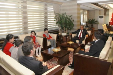 Vali Tekinarslan'dan öğrencilere: Hedeflerinize ulaşmak için çok çalışın