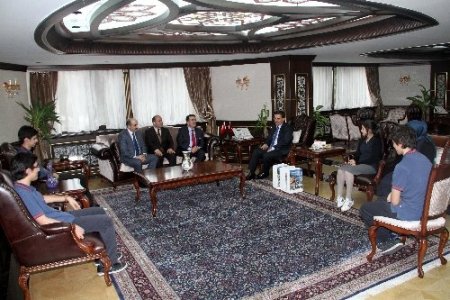 Vali Topaca, Erkullu öğrencileri kabul etti